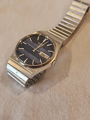 Vintage Seiko SQ 1984 Quartz 6923-7099 Day/Date Blue Dial Hex Crystal - Full Set