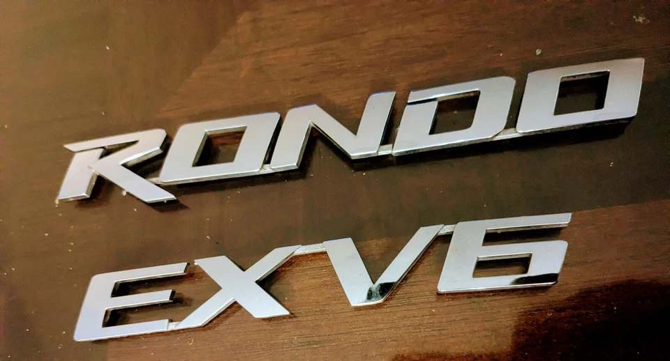 KIA RONDO EX V6 2007-10 PUERTA TRASERA MALETERO CROMO EMBLEMA LOGOTIPO INSIGNIA Foto 3 de 4