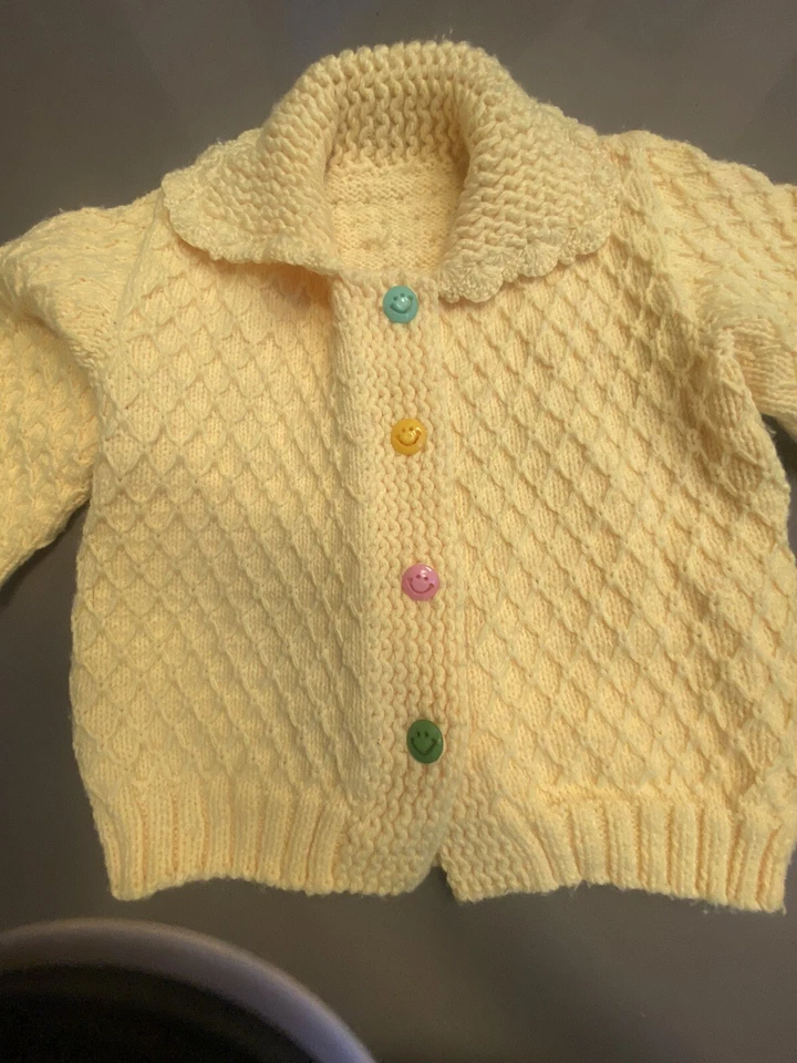 Suéter Hecho a Mano Niñas Pequeñas Amarillo Tejido con Cable Crochet Cara Feliz Botón Talla 4-6 Foto 3 de 4