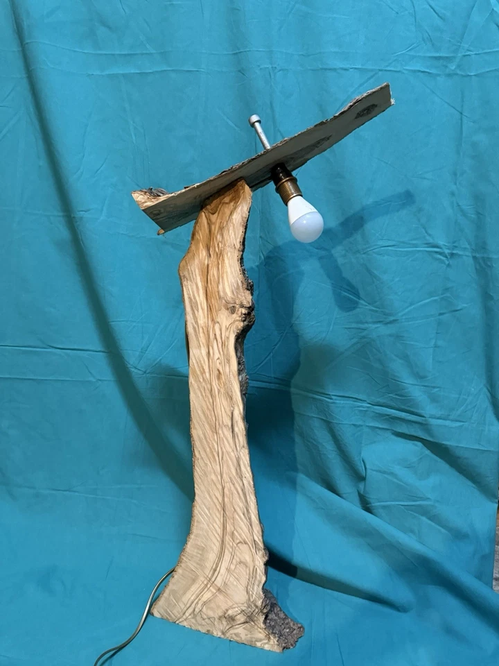 Lampada Artigianale In Legno Di Ulivo Realizzata A Mano Altezza 80cm - Immagine 2 di 4