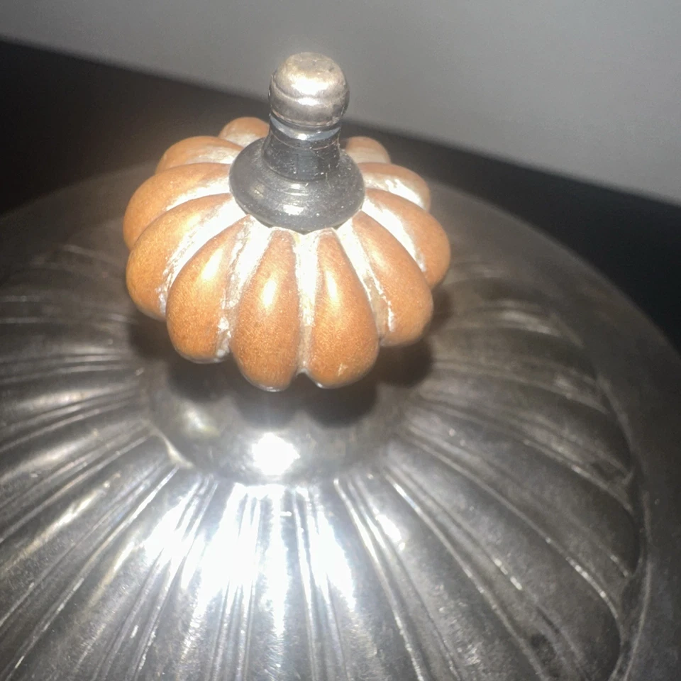 Plato para servir magdalenas Birks Regency plateado con tapa de cúpula Foto 3 de 4