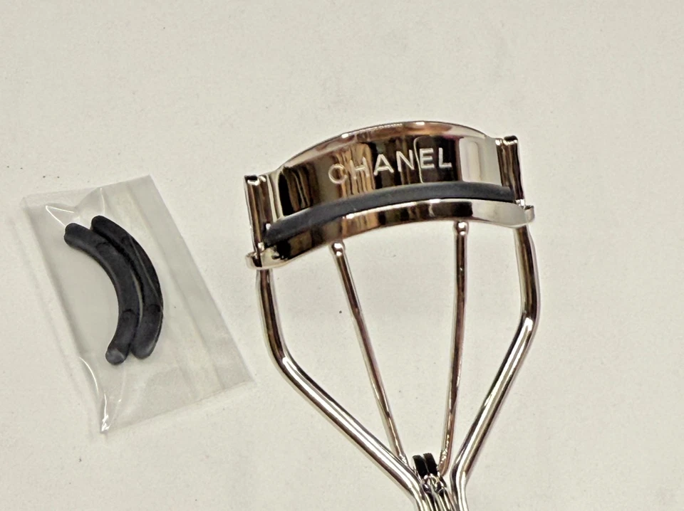 NEW Le Recourbe Cils De Chanel Eyelash Curler With 2 extra Silicone Refill Pads - Image 4 of 4