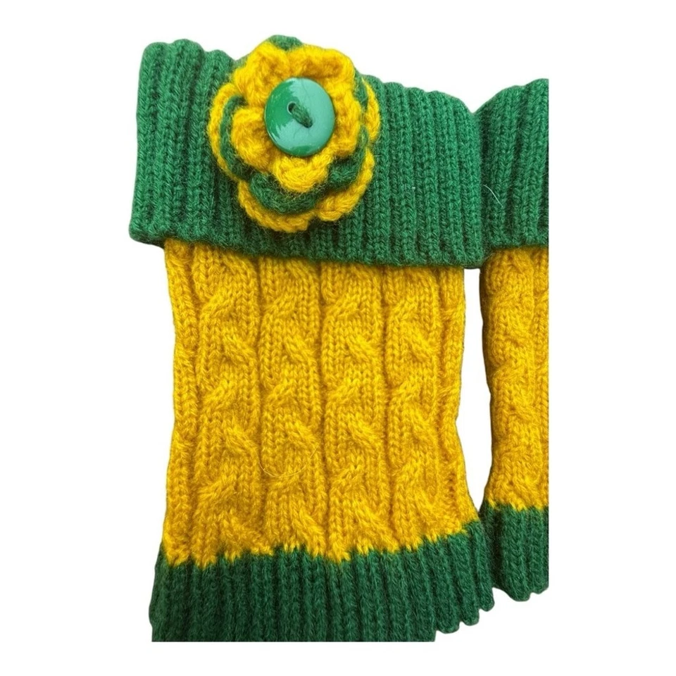 Puños de botas de punto hechos a mano inspirados en Green Bay Packers con detalle de botones de flores Foto 2 de 4