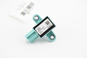 Audi A5 B8 8T / A4 B8 8K Airbagsensor Crashsensor vorn 8K0955557C