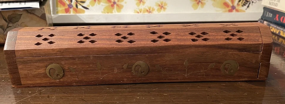 Caja quemador de incienso tallada en madera de 12" hecha a mano en la India Foto 2 de 4