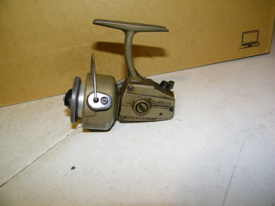 Bonito carrete giratorio ligero de alta velocidad Daiwa 7150HRL de colección Foto 3 de 4