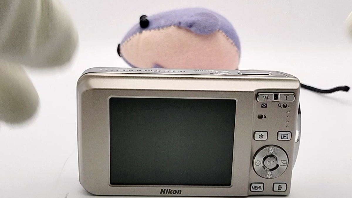 Nikon Coolpix S520 Light Bronze 8.0MP 3x Zoom Digital Camera w/Box