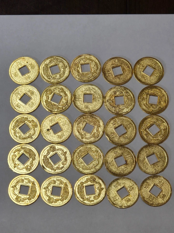 Lote de 50 monedas chinas de metal color oro - agujero cuadrado - 3/4" pulgadas de diámetro Foto 4 de 4