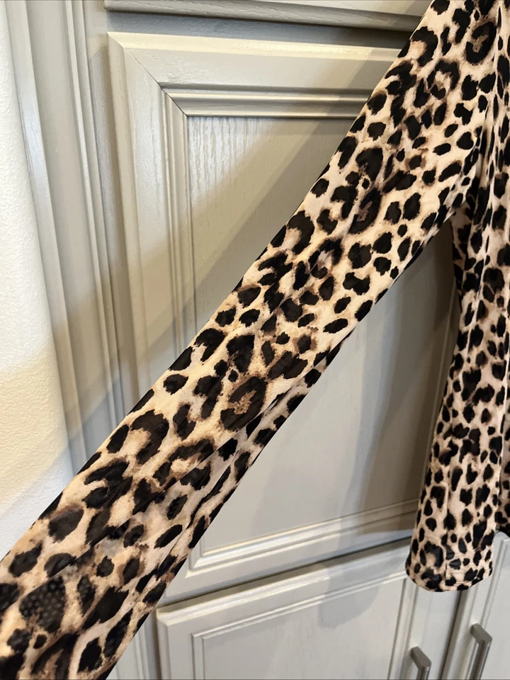 Blusa de malha semi transparente nova com etiquetas Victoria's Secret M leopardo manga longa estampa animal nova - Imagem 3 de 4