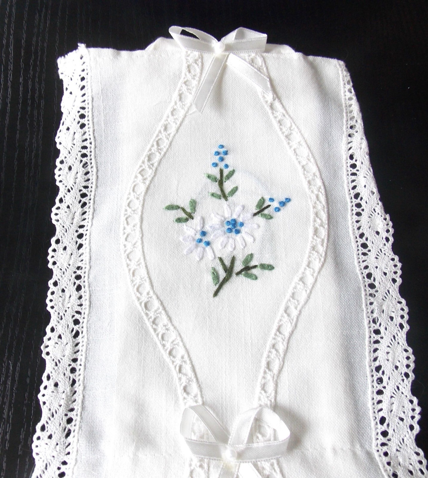 Porte rouleaux 2 places broderie bleuet en coton blanc avec dentelle