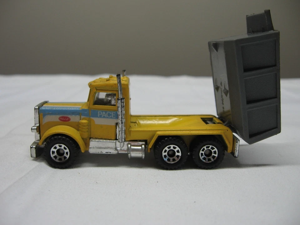 Camión de volteo Matchbox 1981 1:80 Peterbilt Yellow Pace construcción - Macao Foto 3 de 4