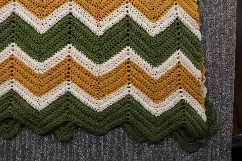 Manta afgana vintage hecha a mano abuela Chevron crochet tejida verde amarillo 64x37 Foto 2 de 4