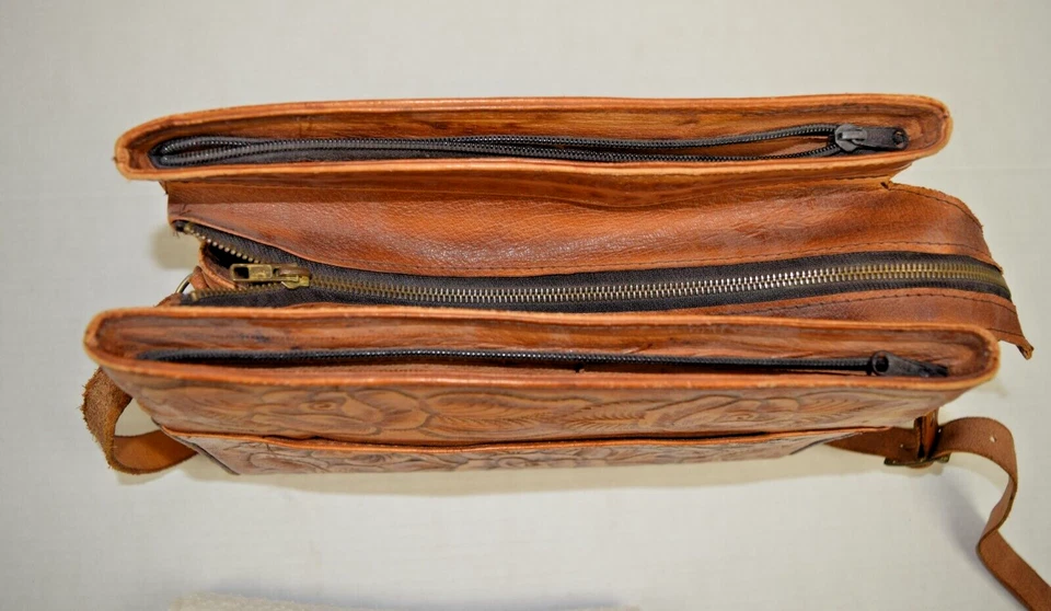 Bolso de Mano Cartera de Cuero Vintage Años 70 Grabado Rosas Multi Bolsillo Hecho en México Foto 4 de 4