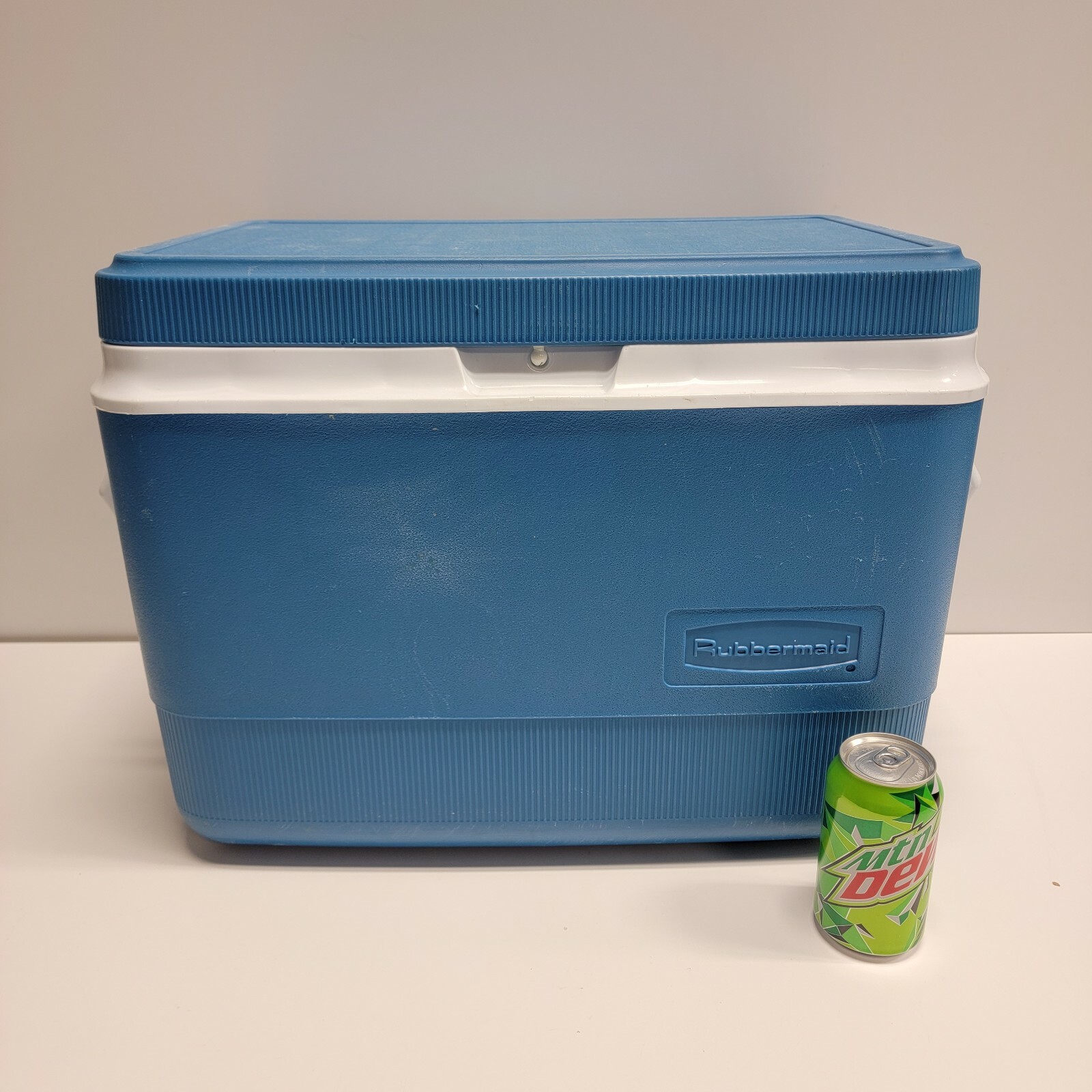 NICE QUALITY Rubbermaid GOTT 12 GALLON Medium/Large sized Vtg Cooler