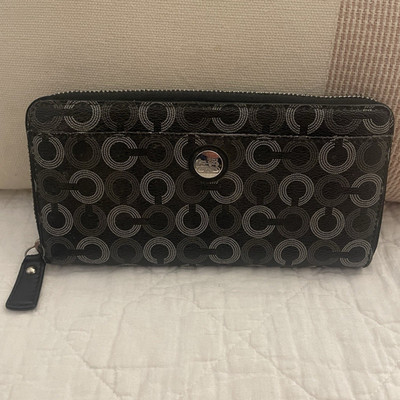 Coach Black Gray Op Art Signature Zip Around Wallet light purple Interior