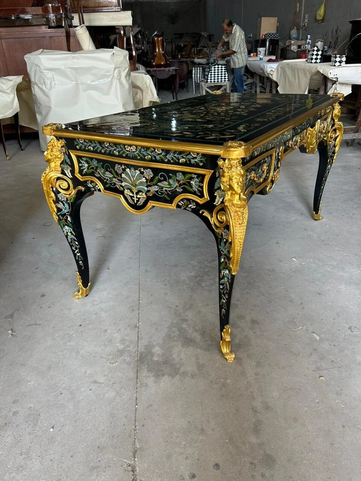 Escritorio Ormolu de bronce con incrustación de marquetería Bureau Plat hecho a mano Foto 3 de 4