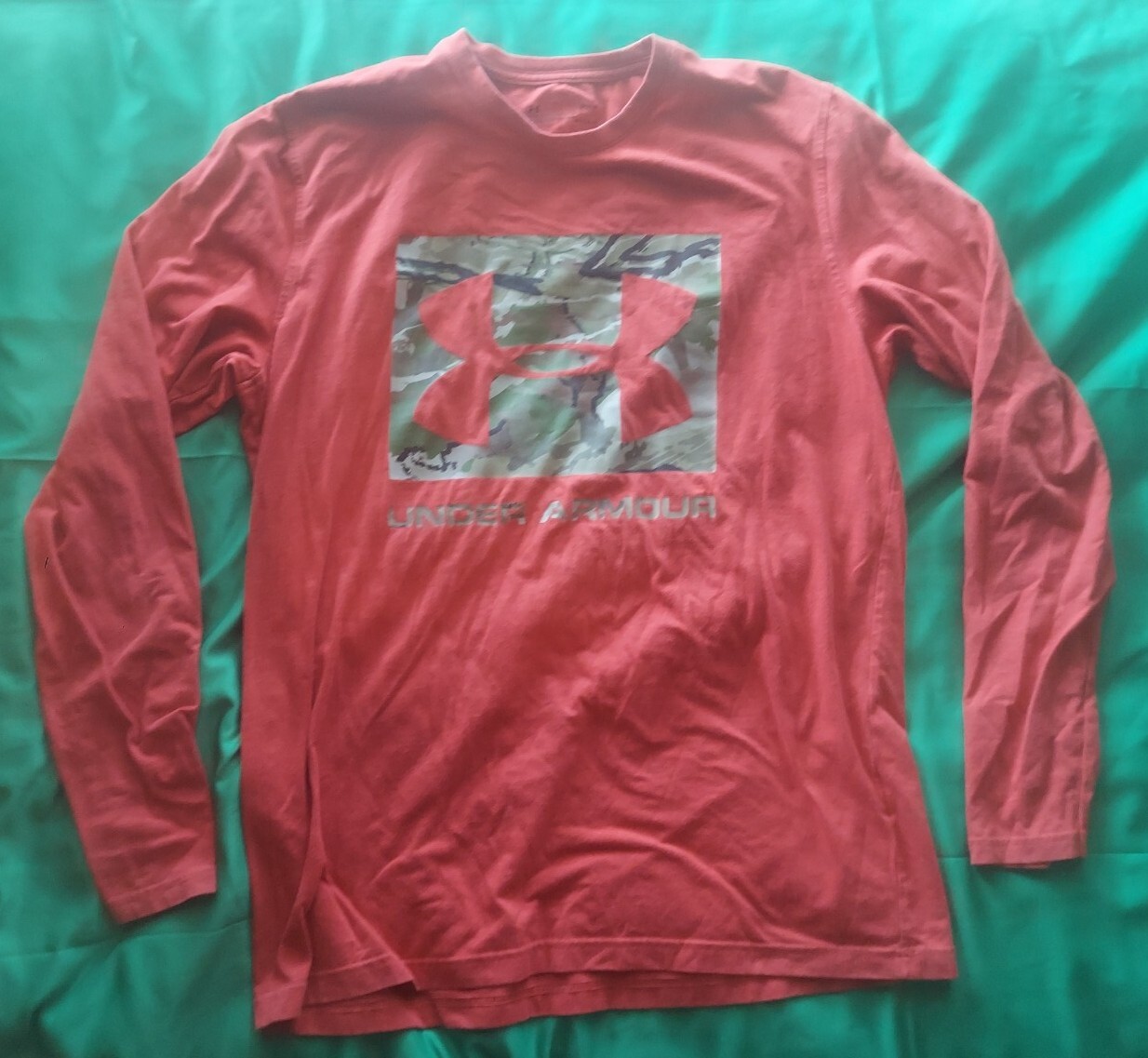 Under Armour Long Sleeve Shirt Men's Medium Loose red with camo symbol