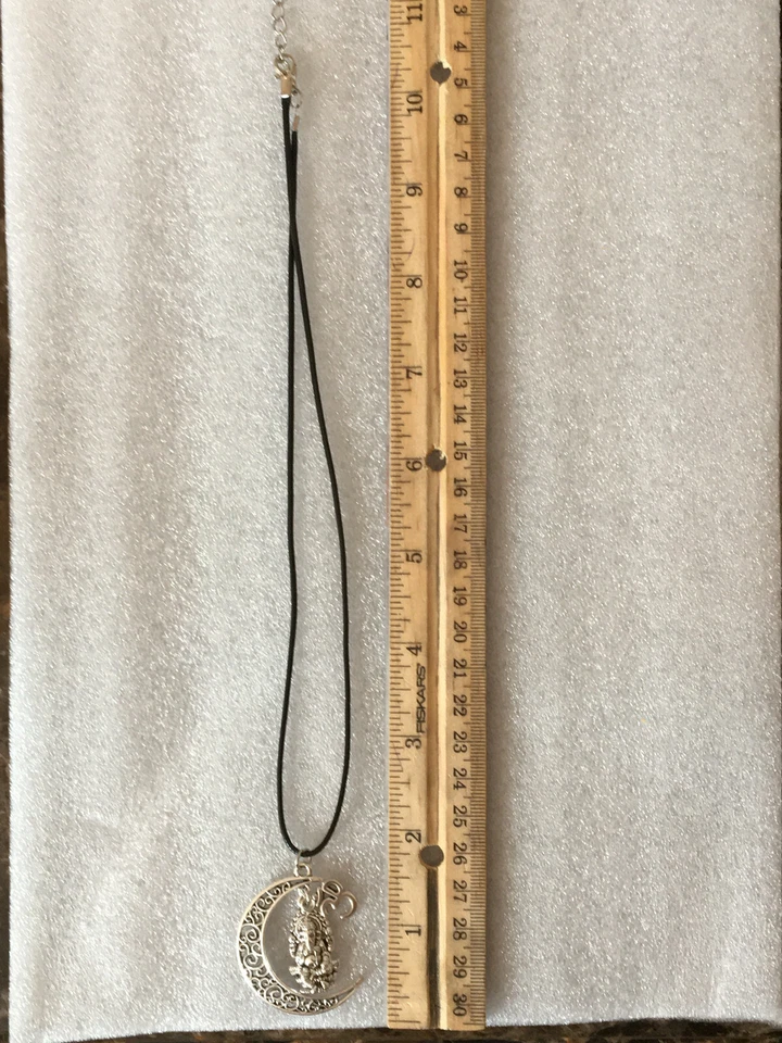 Ganesha Ohm Luna Colgante con cadena de cuero Foto 4 de 4