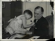 1933 Press Photo Imogene Laura Stone plays with President Roosevelt - cvb11209