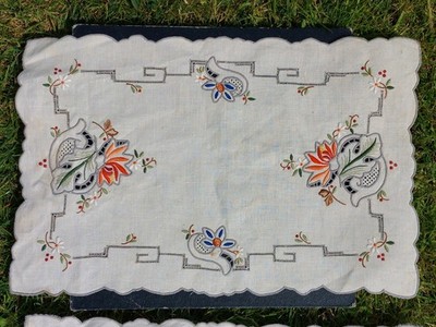 Vintage 3er Set Atemberaubende Madeira Bestickte Tischsets, Floral Art Deco Leinen