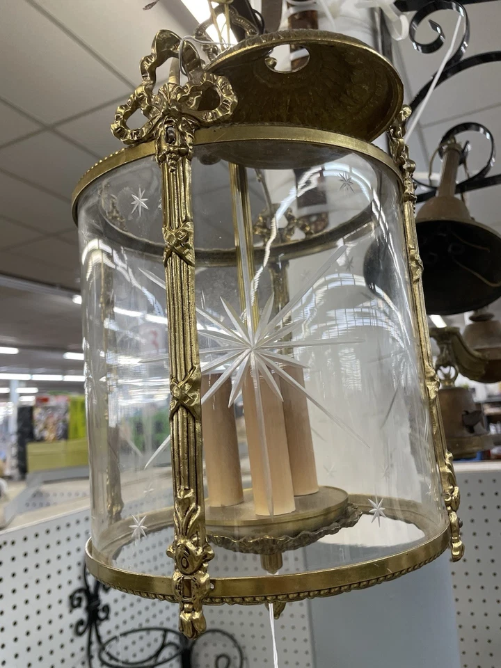 Lámpara colgante linterna estilo Luis XVI de latón y vidrio de mediados del siglo XX Foto 4 de 4
