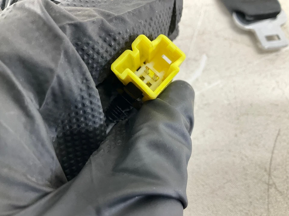 Retractor de cinturón de seguridad trasero izquierdo y derecho y central Jaguar XE 17-19 OEM Foto 3 de 4