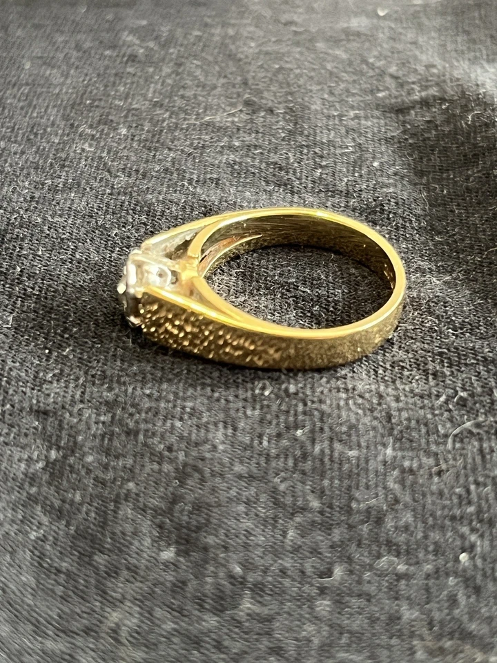 Vintage 1973 9ct Gold Platinum And Diamond Engagement Ring  - Image 2 of 4