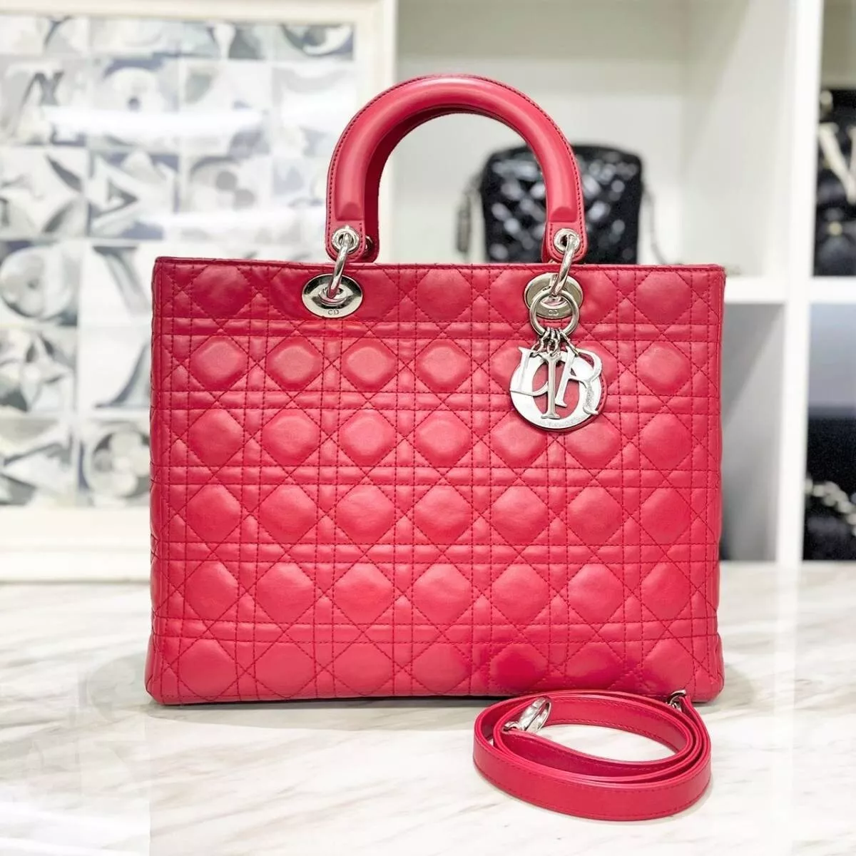Grand sac à main CHRISTIAN DIOR Lady Dior rouge peau d'agneau 2 voies cannage