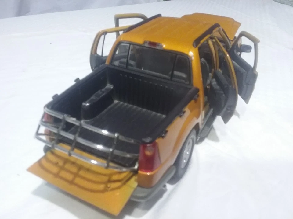 MAISTO FORD EXPLORER SPORT TRAG SCALA 1:18 PLASTICA E METALLO ANNI 80 S/SCATOLA - Immagine 2 di 4