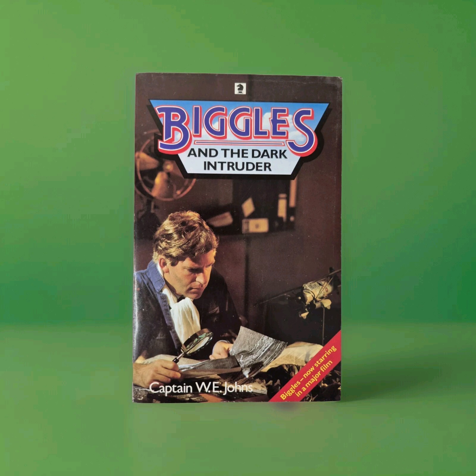 Biggles and the Dark Intruder (Knight Books) by Johns, W. E. 1986 Knight Books