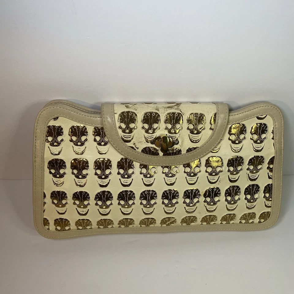 Treesje 皮革手拿包 白色 带金色头骨和五金包手提包 — 第 2/4 张图片