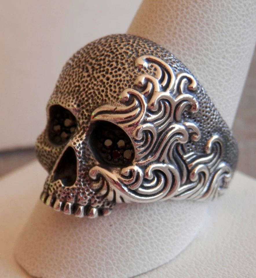 Anillo para hombre David Yurman ondas plateadas calavera con pavé ojos de diamante negro talla 12 Foto 4 de 4