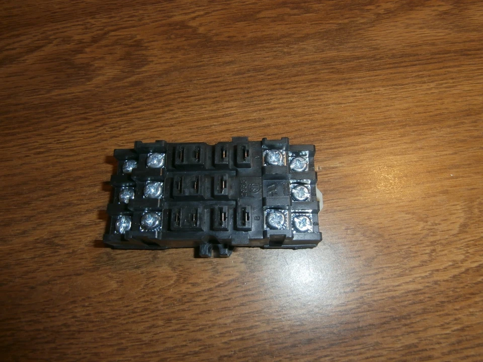 11 Pin Blade DIN Rail Relay Socket RLY9115 (=R95-115)Philips ECG,NOS - Image 4 of 4