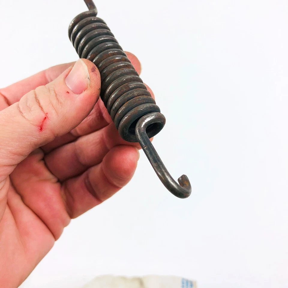 Mopar J5351118 Spring for Clutch Pedal OEM NOS 1981-86 Jeep SJ Cher Wag J10 J20 - Image 3 of 4