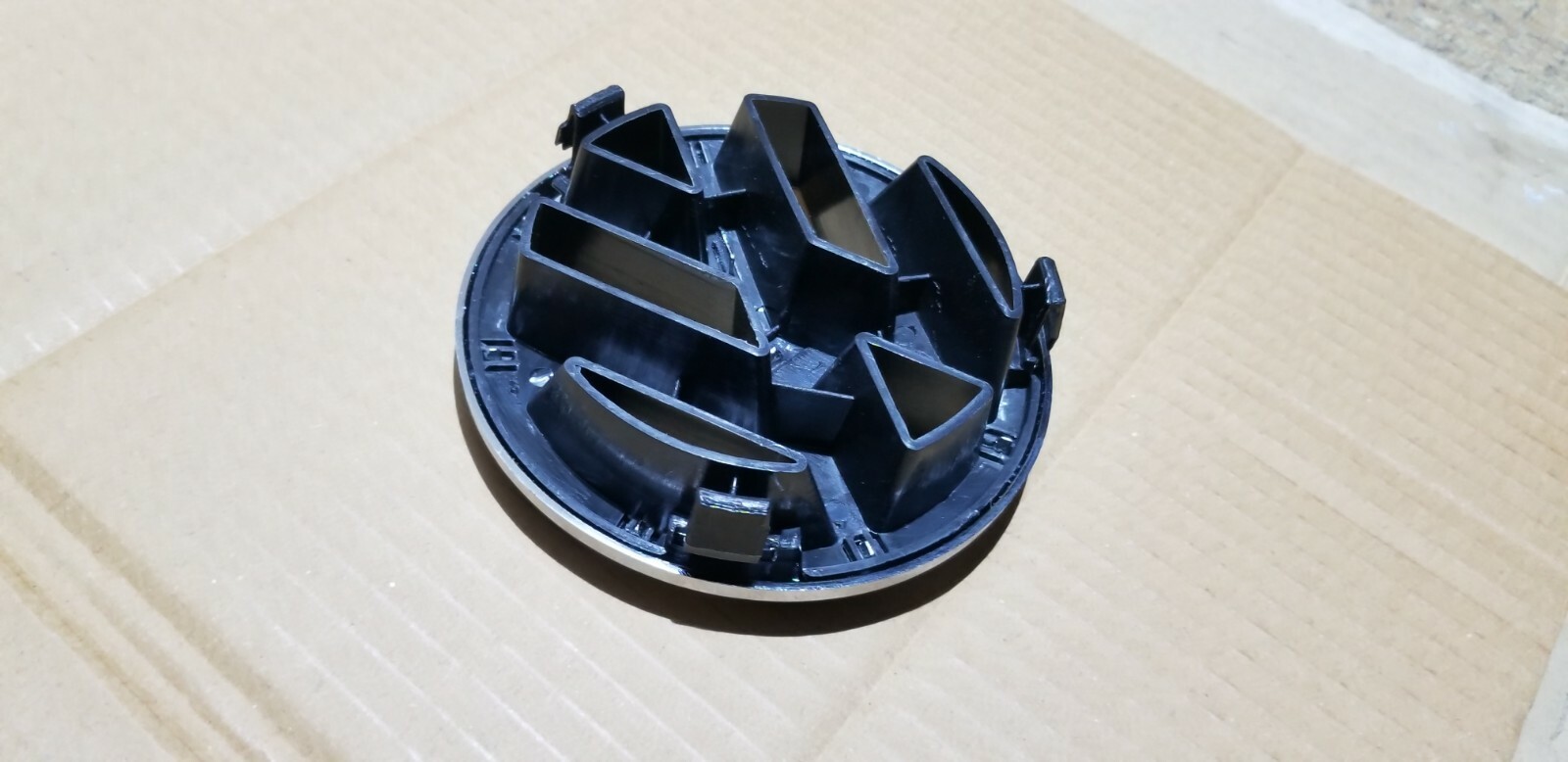 VW GOLF MK5 FRONT BUMPER GRILLE CHROME VW LOGO BADGE 1T0853601A