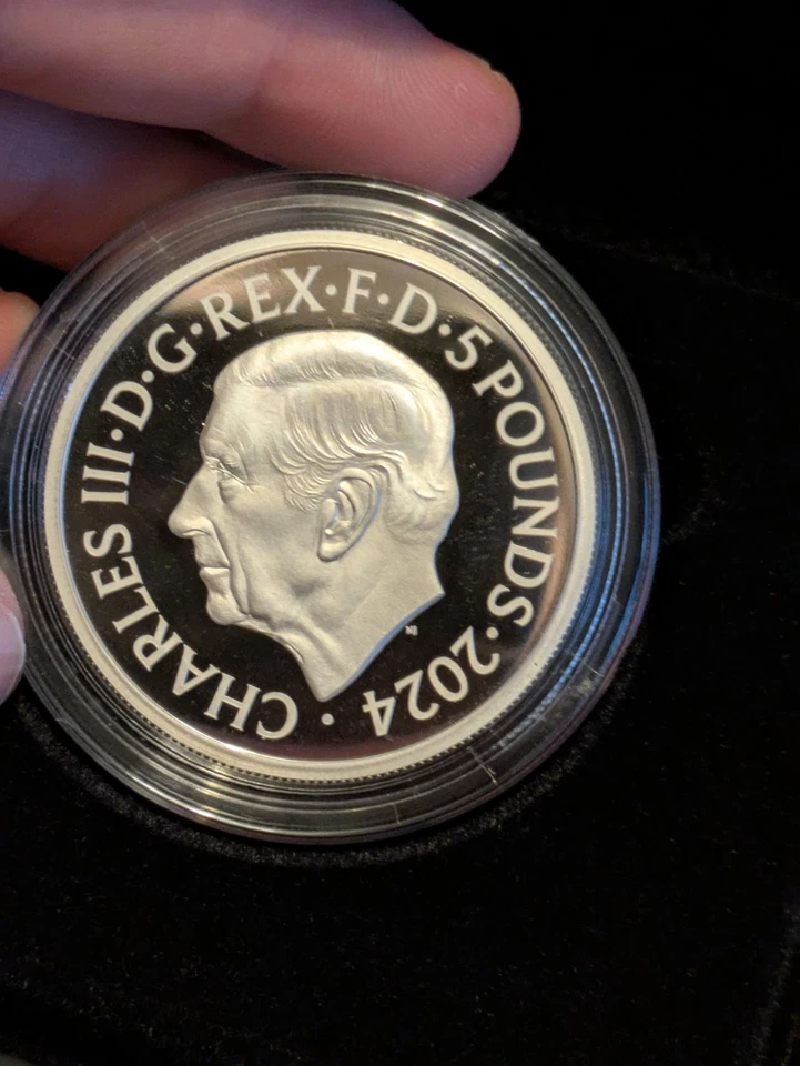Moneda de plata 2024 seis décadas de 007 James Bond años 80 2 OZ prueba con caja y certificado de autenticidad Foto 3 de 4