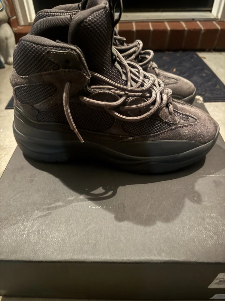 Bota Yeezy Temporada 6 Grafito Talla 45 EE. UU. Talla 12 Foto 2 de 4