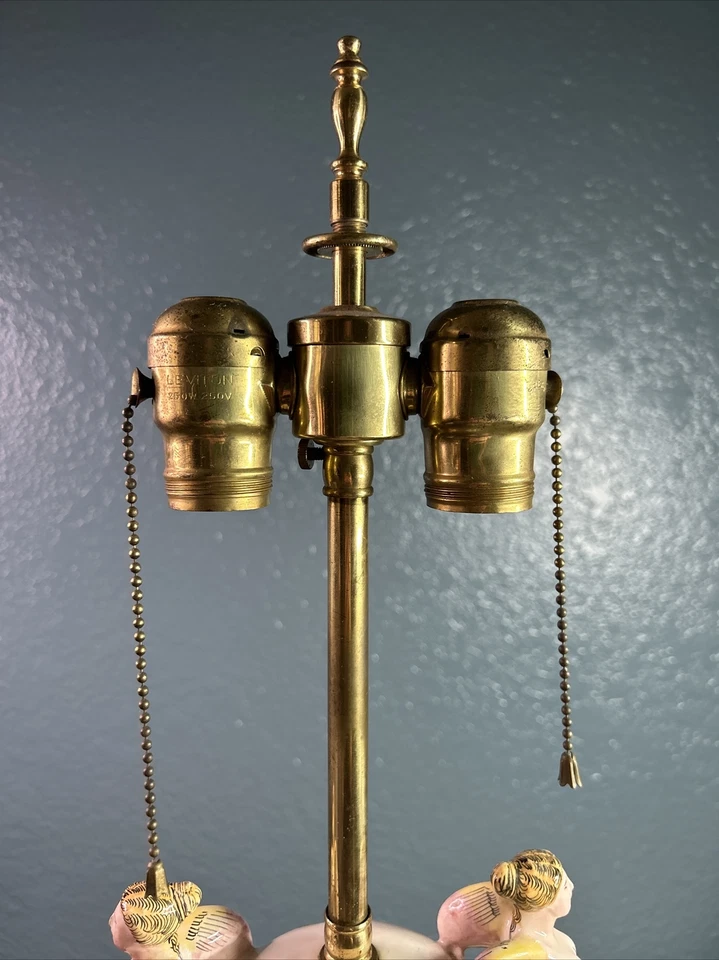 Antiguo soporte de latón, lámpara figurativa de porcelana querubines Capodimonte Italia Foto 4 de 4