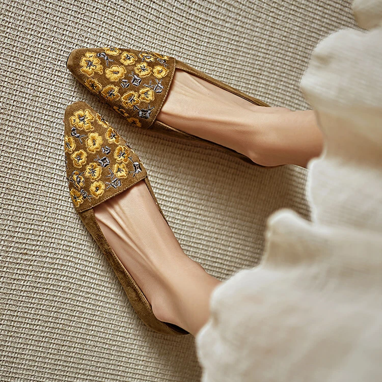 Zapatos planos sin cordones de cuero de gamuza real bordados florales con punta en punta para mujer Foto 2 de 4