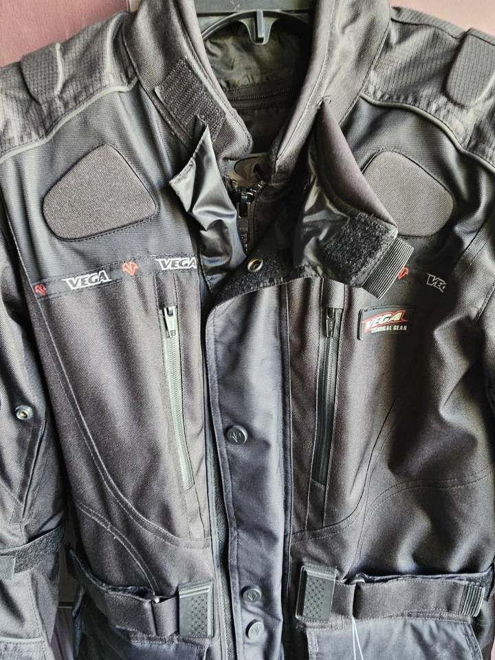 NUEVO CON ETIQUETAS - VEGA Technical Gear Pack Chaqueta de Calle para Adultos, TALLA XS Foto 3 de 4