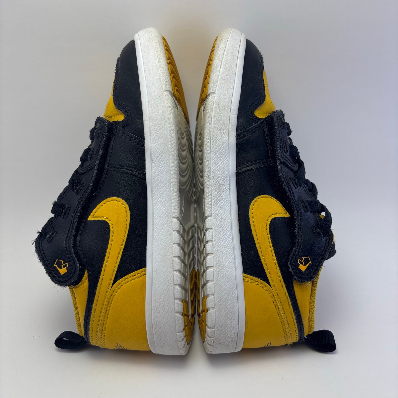 NIKE AIR JORDAN 1 Low ALT Black & Yellow Basketball Youth Shoes Size 1.5Y thumbnail 5