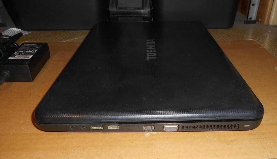 Toshiba Satellite C870 - 11T  Schermo 17,3" - AMD E1-1200 + 8Gb Ram + 640Gb HDD - Immagine 2 di 4