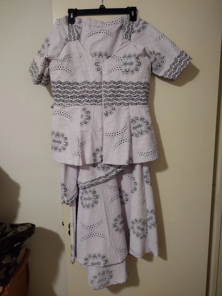 Boubou africano: prenda corta holgada usada por hombres en África. Foto 4 de 4