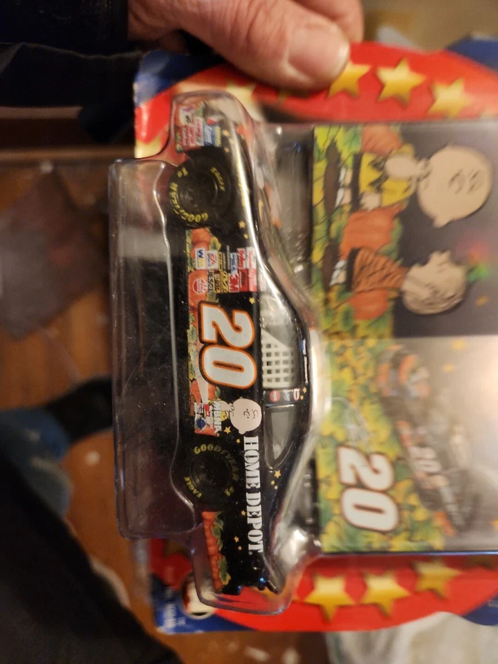 Coche de carreras fundido a presión Nascar #20 Peanuts & Home Depot Tony Stewart 2002 campeón Foto 3 de 4