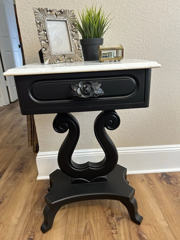 Mesa Hart de caoba actualizada en elegante acabado negro con mármol italiano también Foto 2 de 4