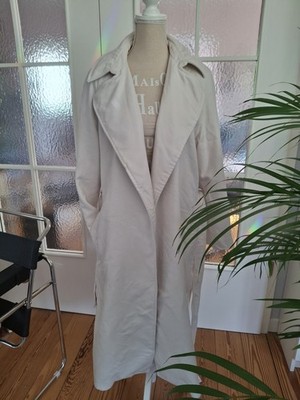 Klassischer, weißer Trenchcoat