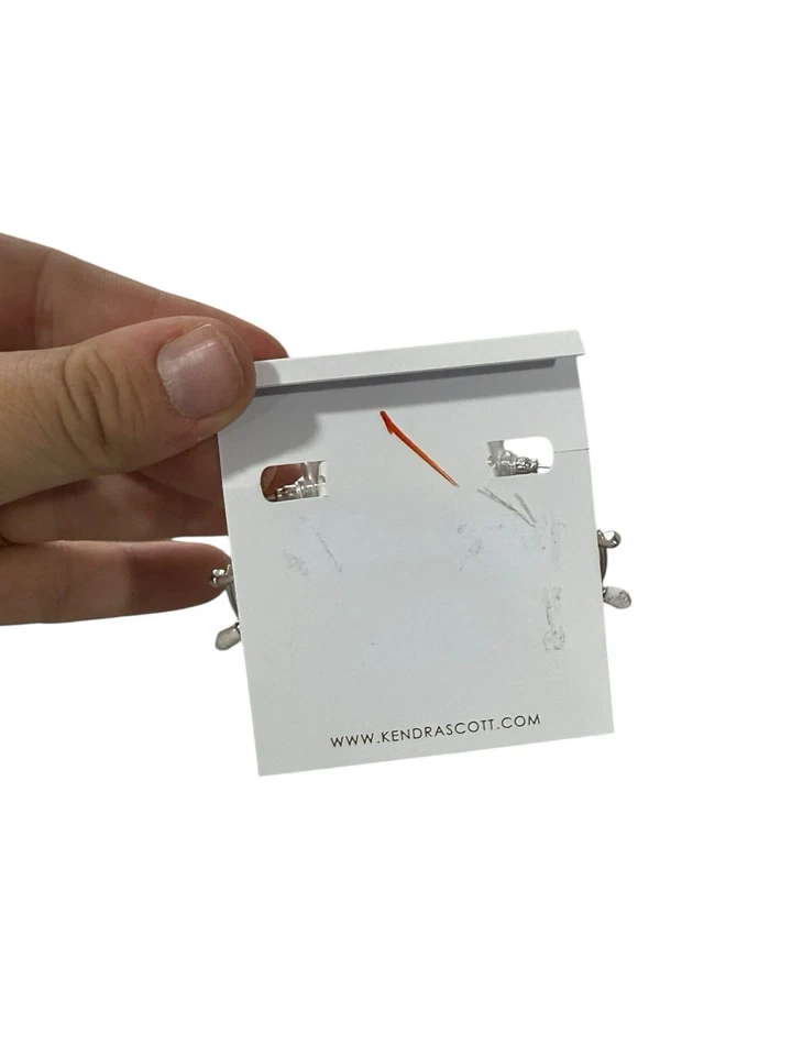 Pendientes de aro Kendra Scott Freida chapados en rodio en howlita blanca $88 Foto 4 de 4