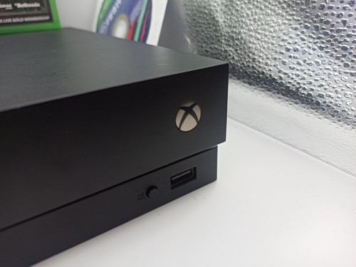 Xbox One X - Console 1TB 4K UHD *Perfettamente Funzionante* - Con Pacchetto 3x Giochi - Foto 2 di 11