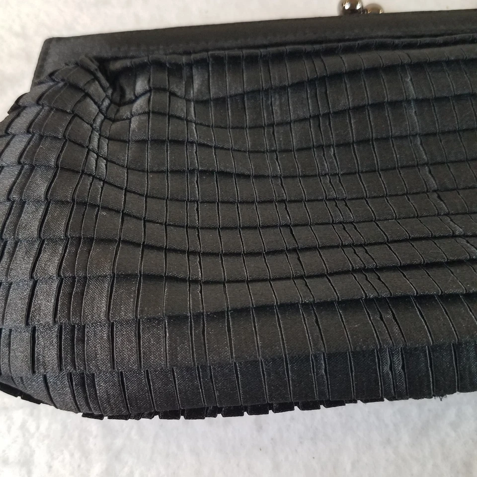 Bolso sin asas Jessica McClintock negro satinado plisado cóctel estrás beso C Foto 4 de 4