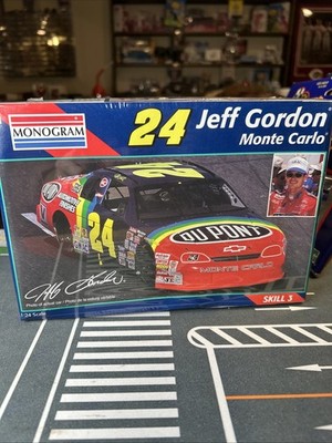 REVELL MONOGRAM 1998 #24 JEFF GORDON DUPONT MONTE CARLO 1/24 SCALE CAR